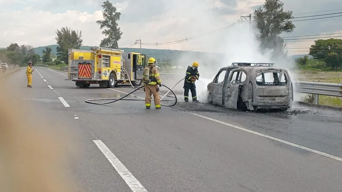 Se incendia vehículo en carretera cerca de Tarímbaro; bomberos controlan el siniestro
