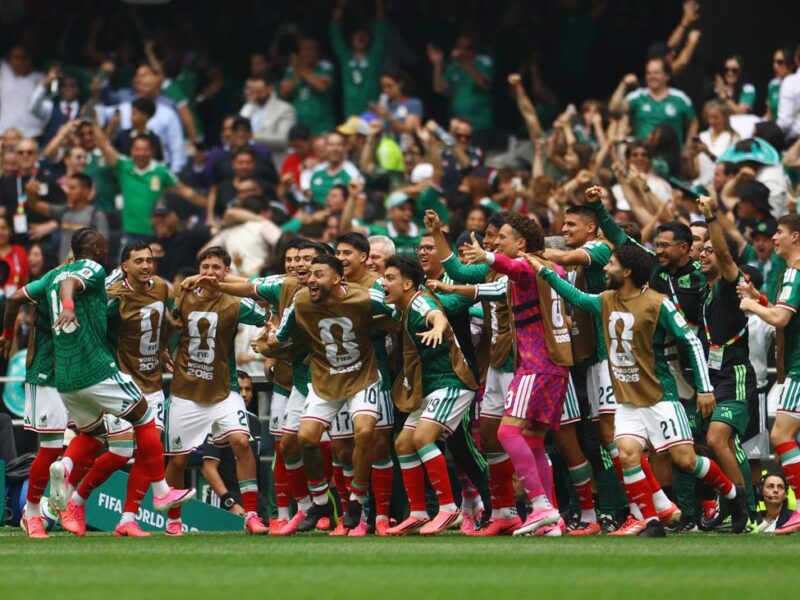 ¡México . . . canta y no llores al vencer 2-0 a Sudáfrica en su debut en el mundial