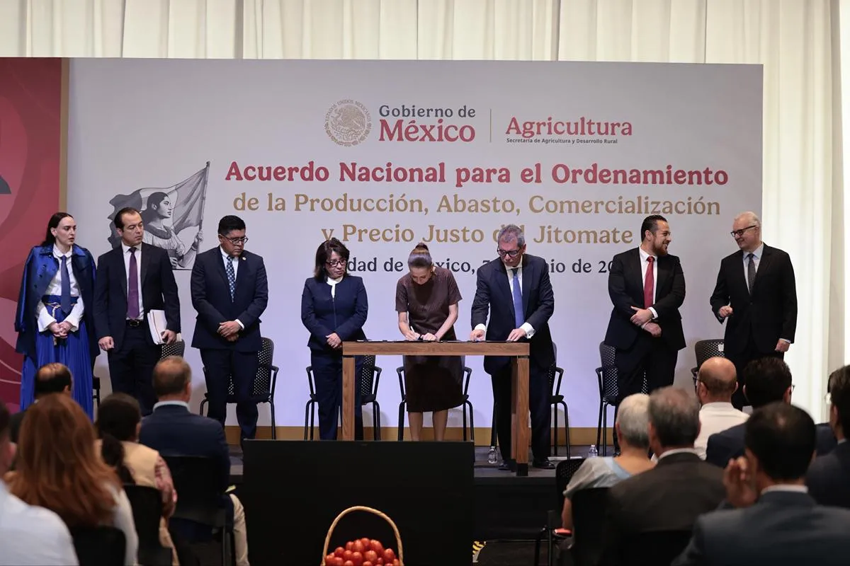 Sheinbaum firma de acuerdo para garantizar la producción del jitomate en el mercado nacional