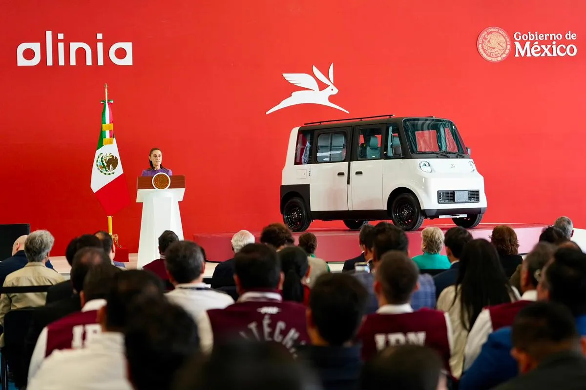 Sheinbaum revela prototipo del Olinia; prevén que circulará en las calles hasta 2027