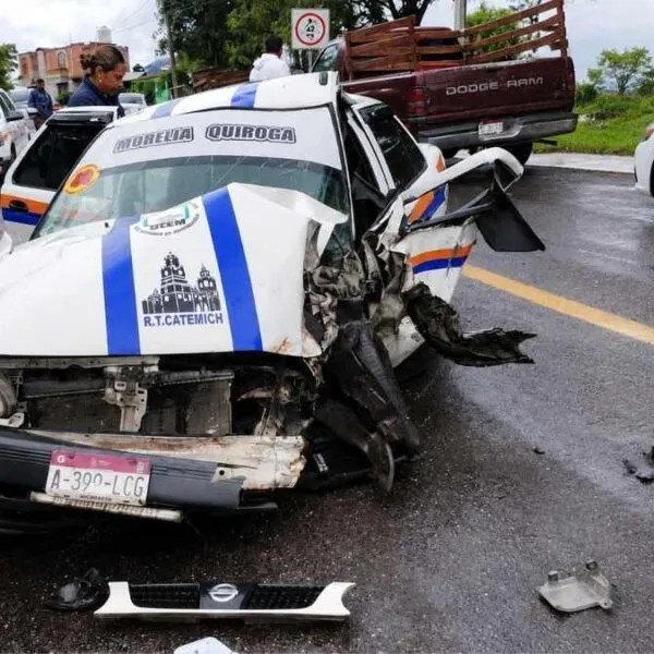 Taxi queda destrozado tras fuerte carambola en la Morelia-Zacapu
