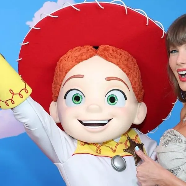 Taylor Swift deslumbra en la premiere de Toy Story 5