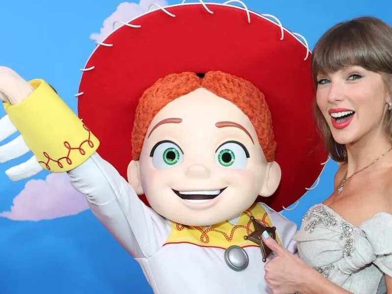 Taylor Swift deslumbra en la premiere de Toy Story 5