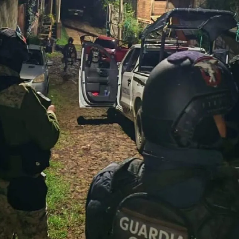 Tras enfrentamiento entre la GN y presuntos delincuentes en Uruapan, fue detenido un hombre en posesión de armas y vehículos