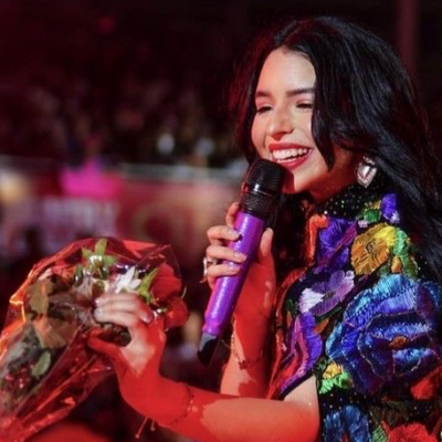 Ángela Aguilar comparte su hogar y desmiente rumores de boda