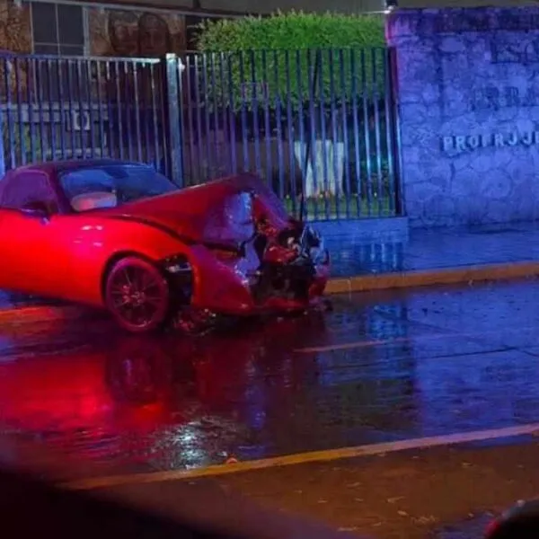 Vuelca automóvil compacto tras chocar contra camellón en Morelia