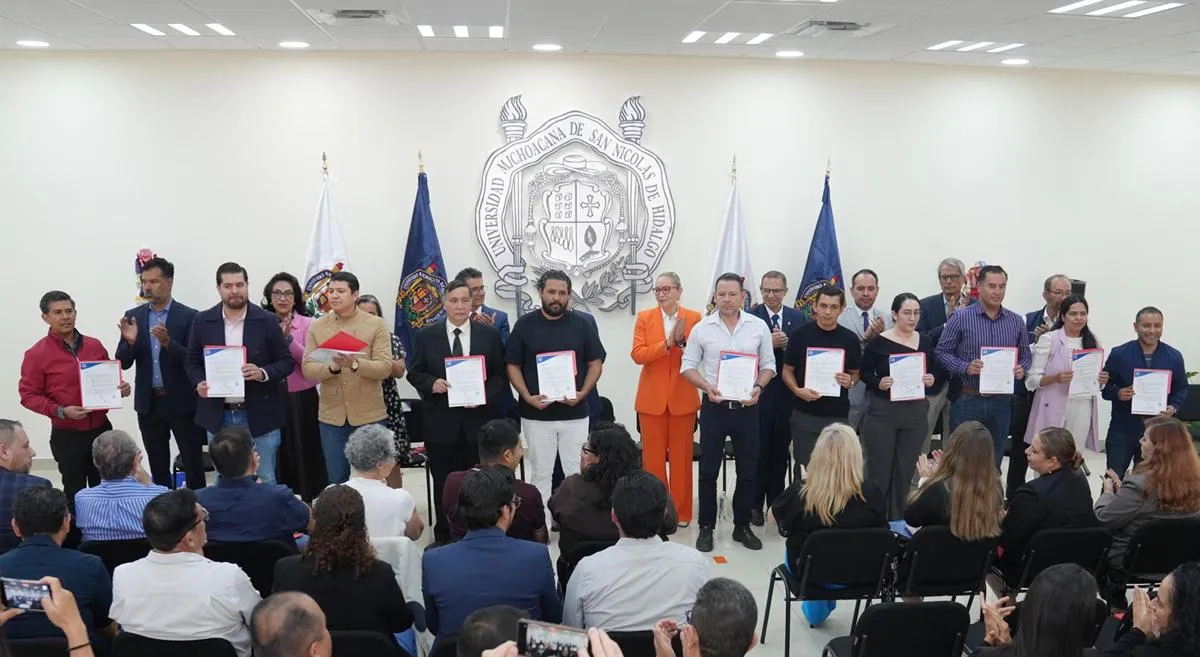 yarabí Ávila entrega nombramientos de materias definitivas en UMSNH