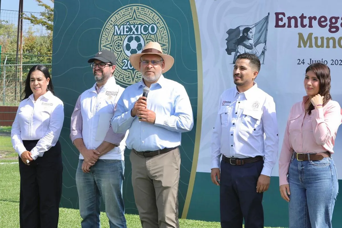 Yurécuaro se suma al "Mundial Social" con nueva cancha de futbol: Bedolla