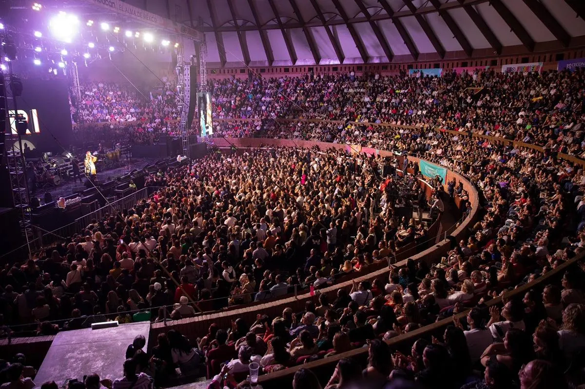 Yuri cautiva a distintas generaciones durante concierto del Jalo Futbolero en el Palacio del Arte