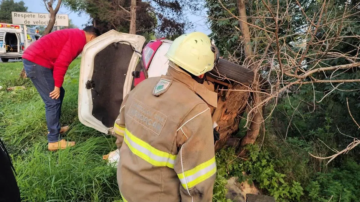 3Accidente vial en la Morelia-Pátzcuaro deja a tres personas lesionadas -1