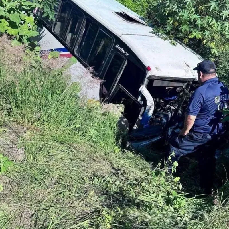 Accidente vial en Michoacán deja menor de edad sin vida y varias lesionados