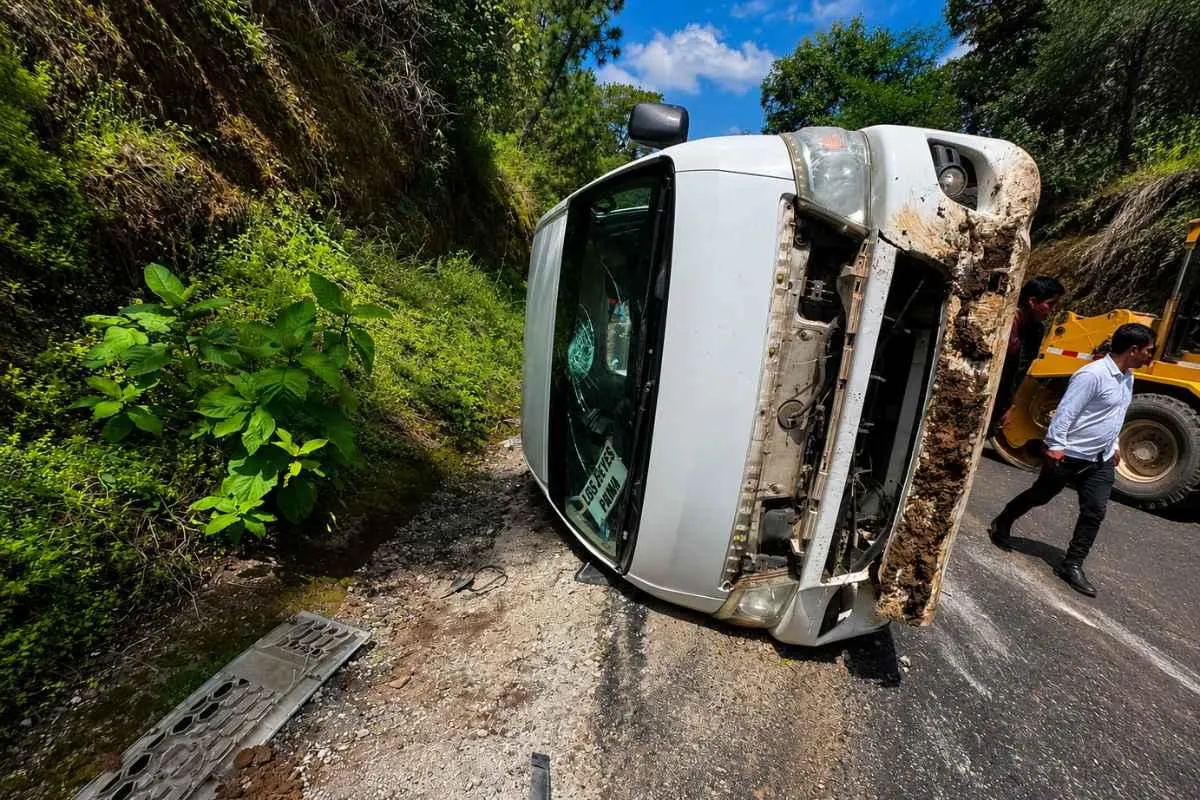 Accidente entre combi y camioneta deja varios lesionados en Los Reyes