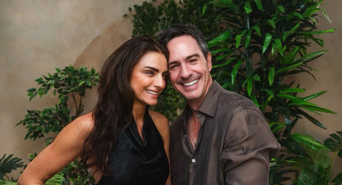 Aislinn Derbez comparte foto con Mauricio Ochmann Estamos de vuelta