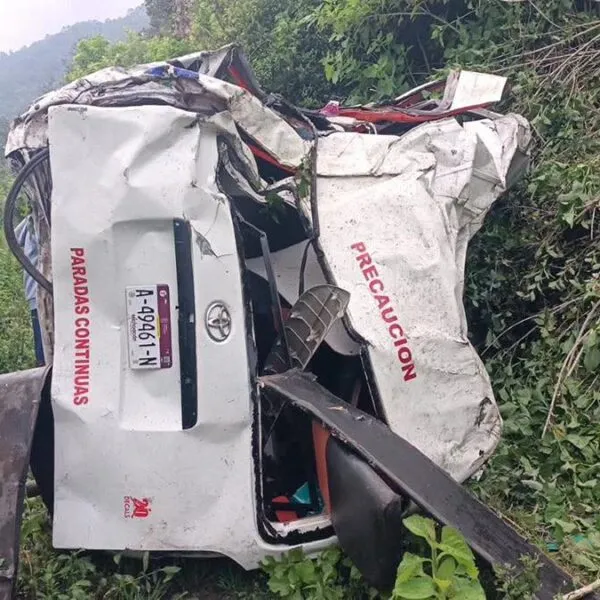 Aparatoso accidente de una combi en Tzintzuntzan deja a una persona lesionada