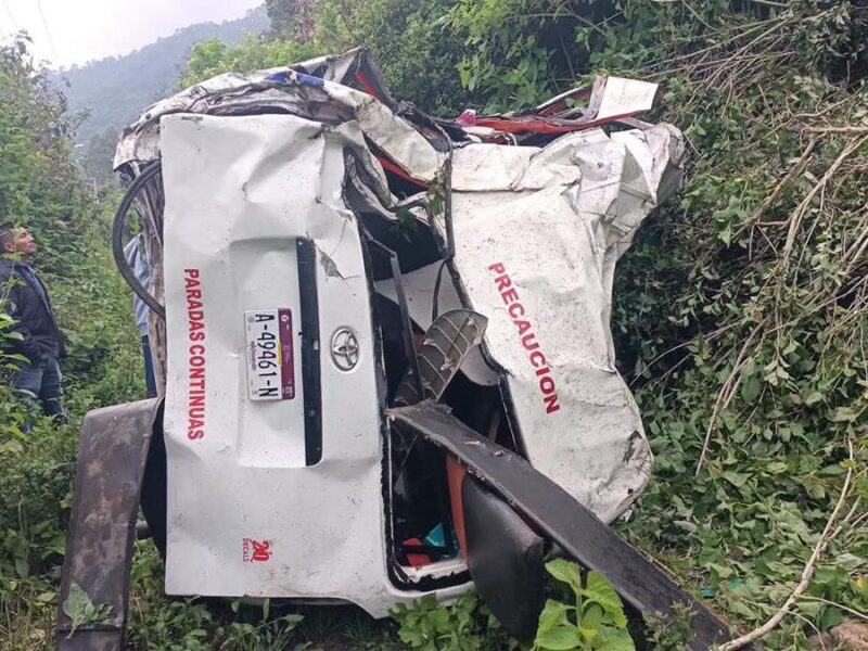 Aparatoso accidente de una combi en Tzintzuntzan deja a una persona lesionada