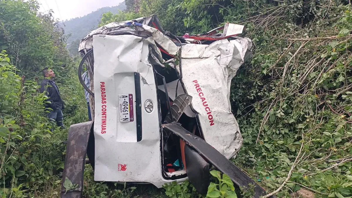 Aparatoso accidente de una combi en Tzintzuntzan deja a una persona lesionada