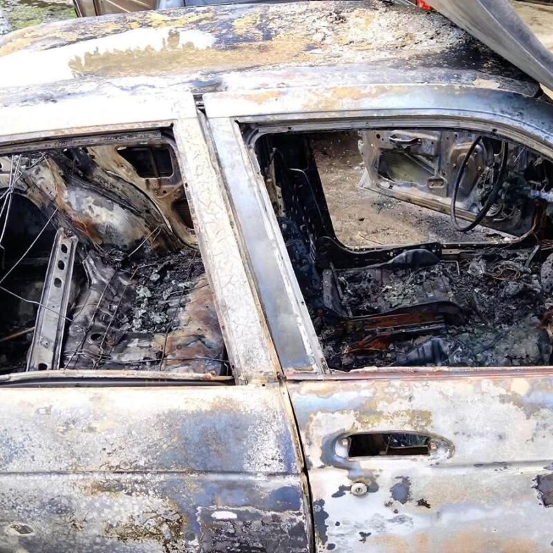Apatzingán: Sujetos armados incendiaron con bombas molotov tres unidades de taxis