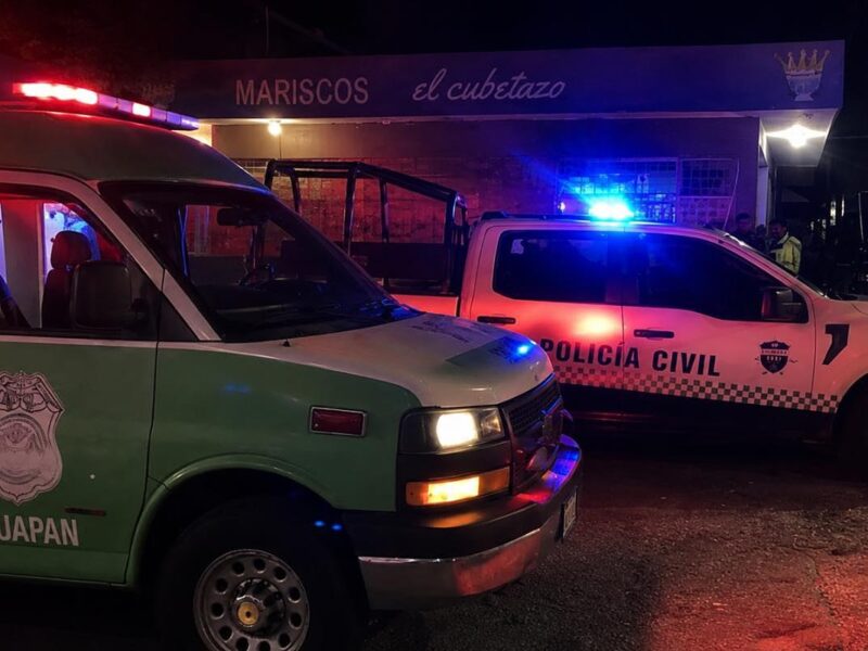 Atacan a balazos a un hombre en marisquería de la colonia Magisterial, en Uruapan
