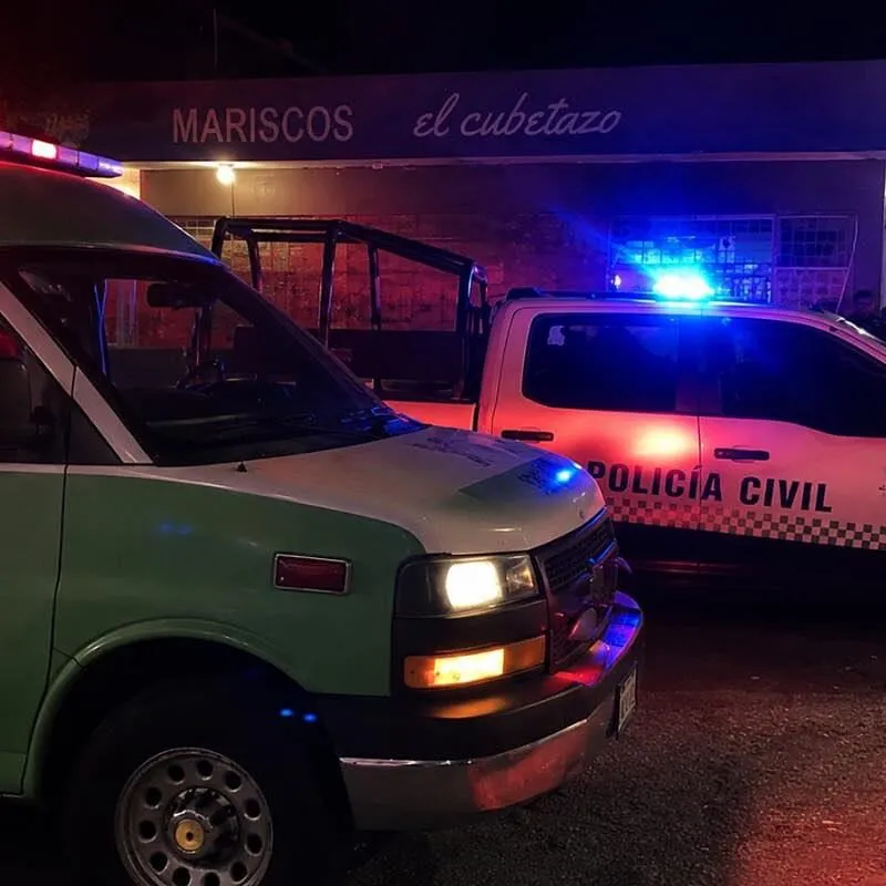 Atacan a balazos a un hombre en marisquería de la colonia Magisterial, en Uruapan