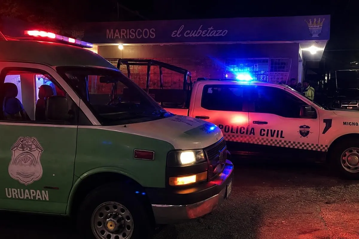 Atacan a balazos a un hombre en marisquería de la colonia Magisterial, en Uruapan