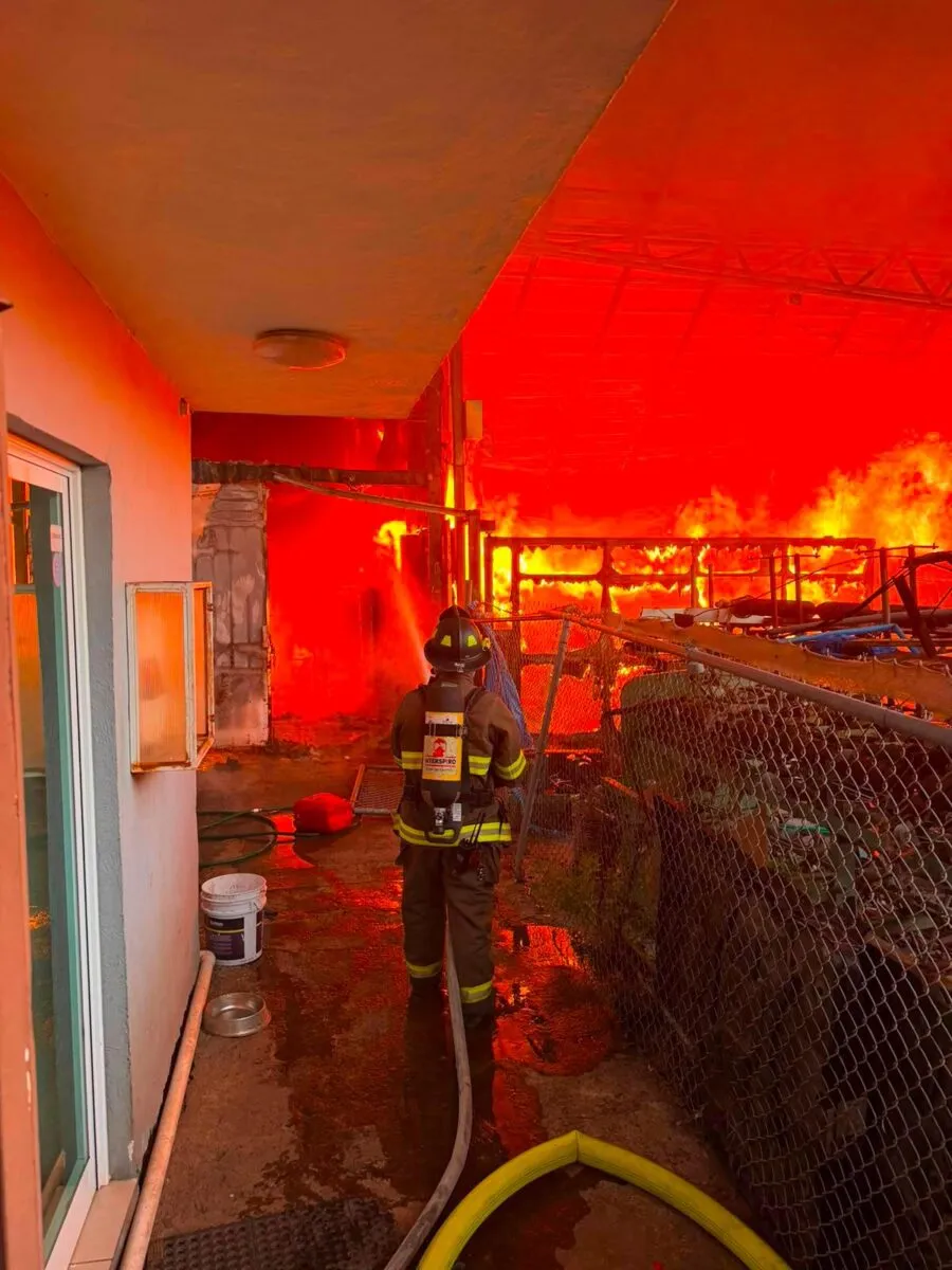 Atiende PC Michoacán incendio en fábrica de reciclaje en Morelia