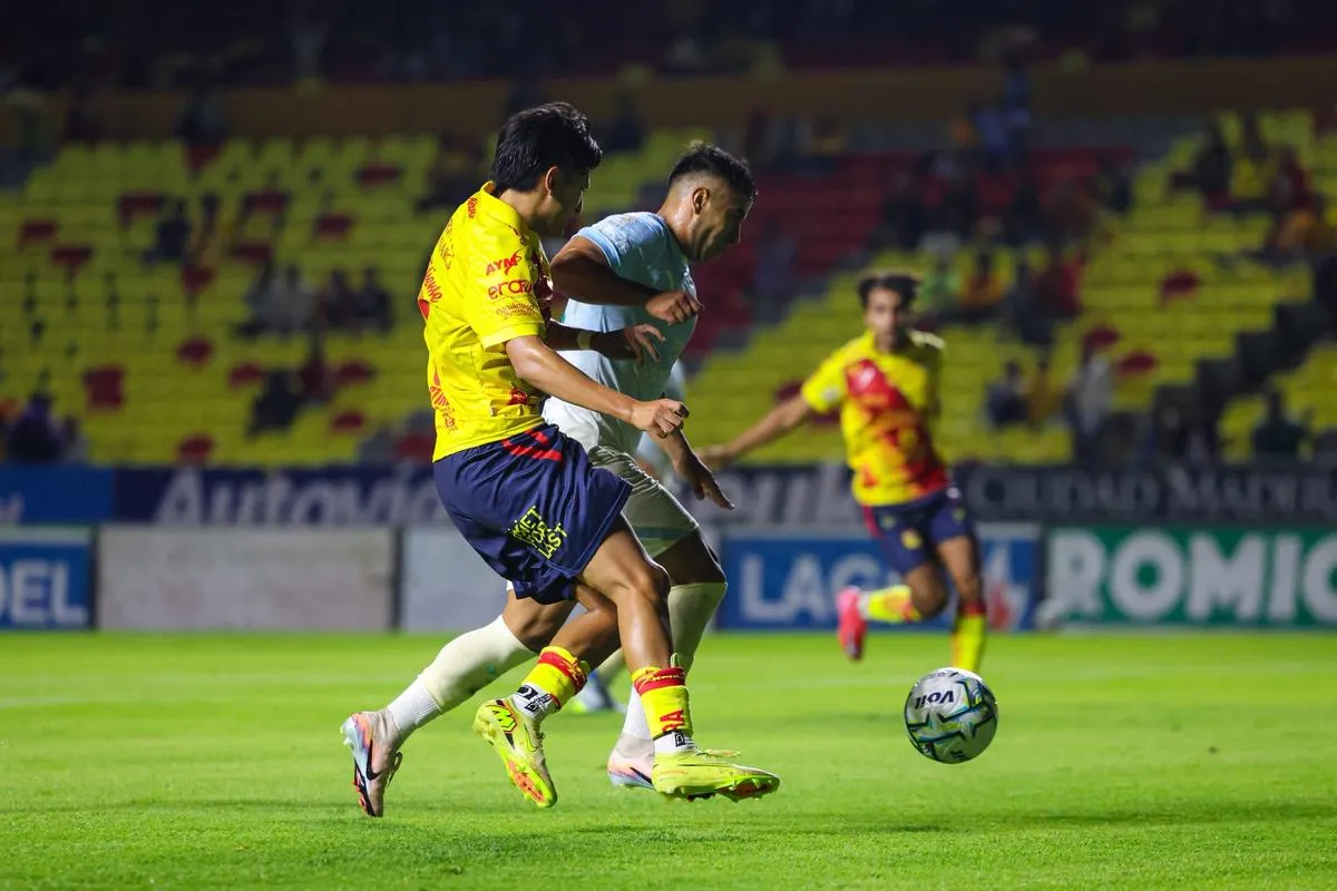 Atlético Morelia con 10 hombres debuta con remontada de 3-2 al Atlético La Paz