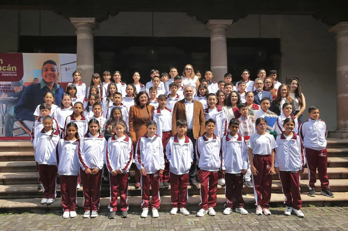 Bedolla entrega laptops a los 52 ganadores de la Olimpiada del Conocimiento Infantil 2026