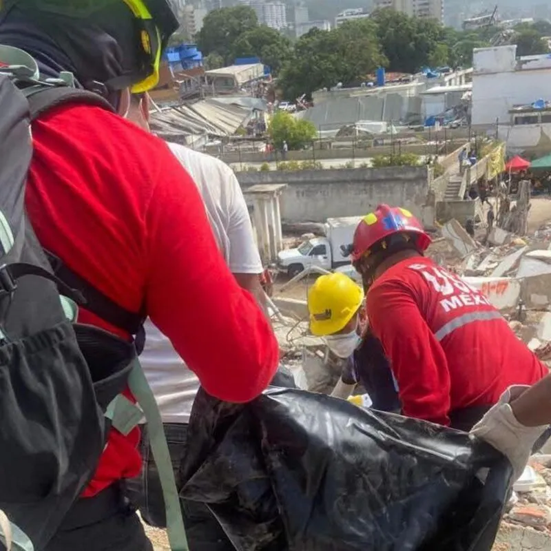 “No te conozco, pero daría la vida por ti”; Bomberos de Zitácuaro continúan labores de apoyo tras sismos en Venezuela