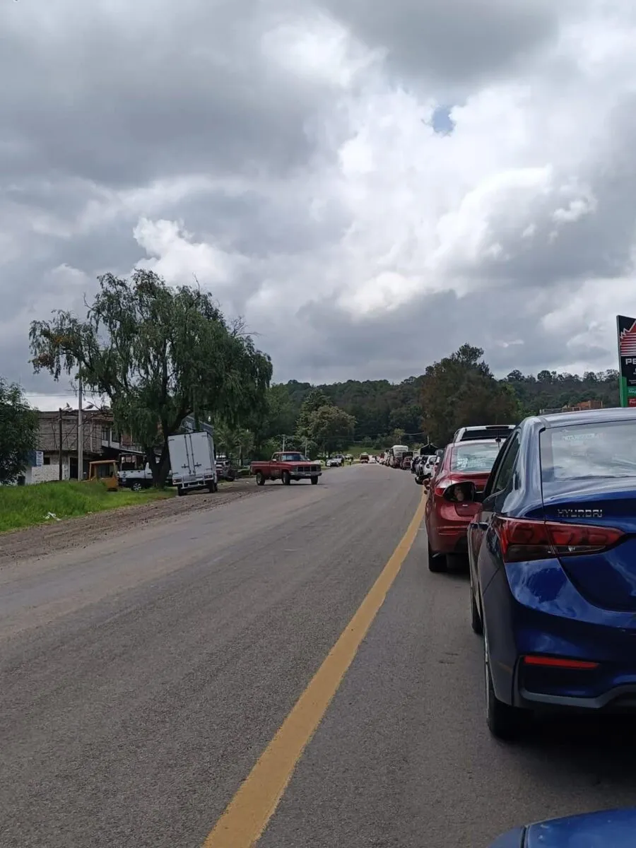 Camioneta perdió el control y volcó sobre la Quiroga-Morelia; provoca caos vial en el lugar-1