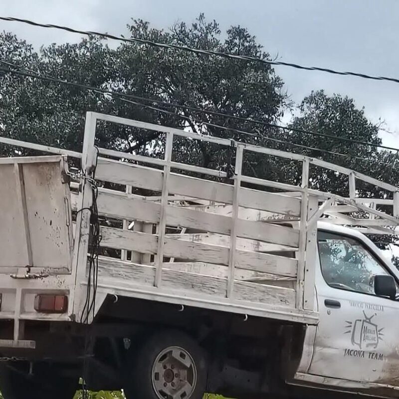 Camioneta perdió el control y volcó sobre la Quiroga-Morelia; provoca caos vial en el lugar