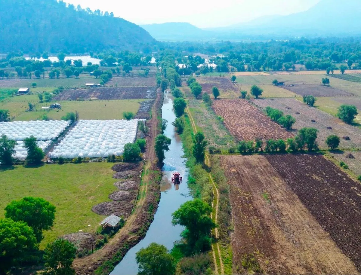 Canal Chapultepec aporta 500 litros de agua al lago de Pátzcuaro