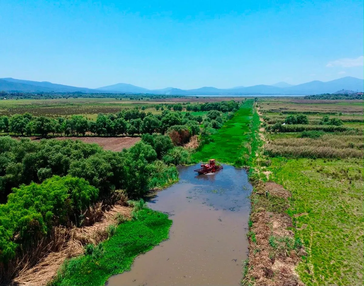 Canal Chapultepec aporta 500 litros de agua por segundo al lago de Pátzcuaro