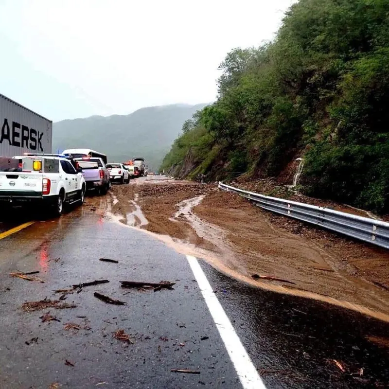 Habilitan carril de circulación tras derrumbe en la Siglo XXI