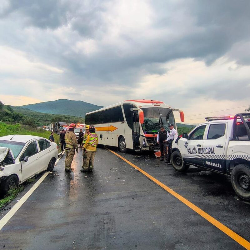 Choque entre autobús y auto particular deja una persona lesionada en Zamora
