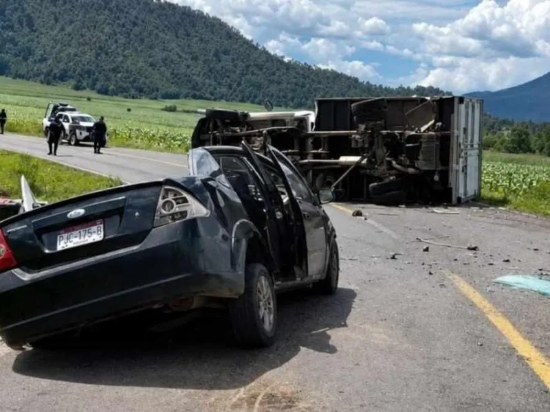 Choque frontal en la carretera Uruapan–Paracho deja dos personas fallecidas