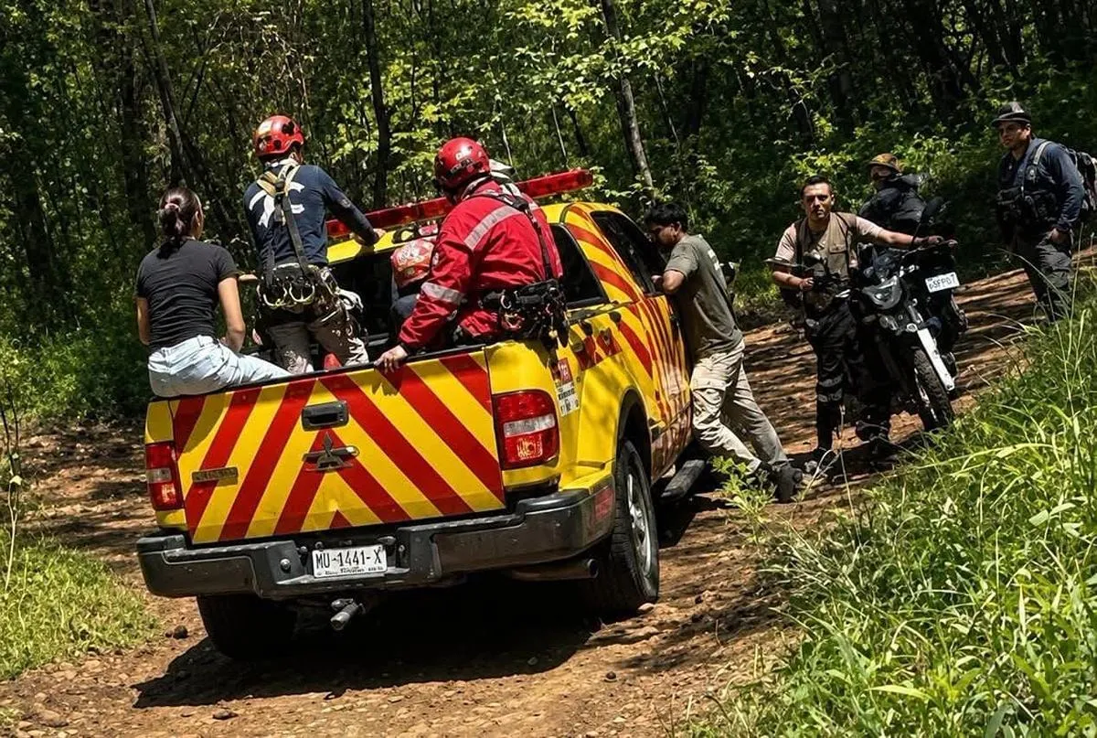 Ciclista queda atrapado en una barranca en el Cerro de la Cruz en Uruapan; fue rescatado