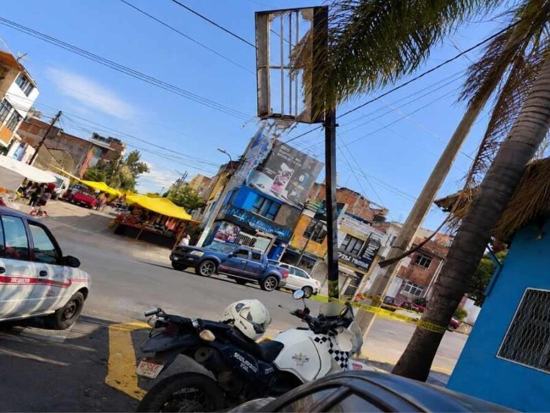 Colapsa anuncio publicitario sobre avenida Madero y moviliza a autoridades en Morelia