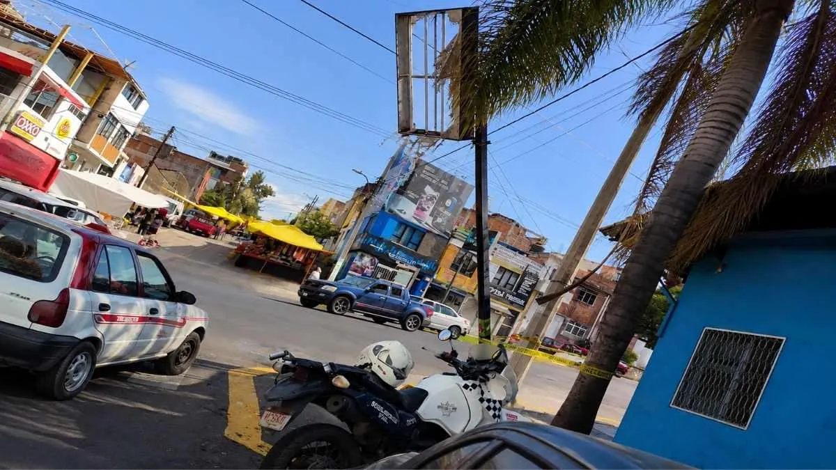 Colapsa anuncio publicitario sobre avenida Madero en Morelia