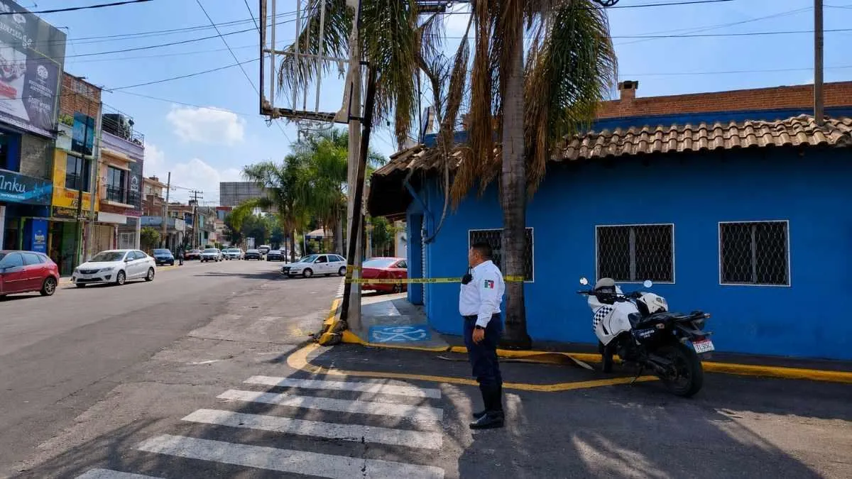 Colapsa anuncio publicitario sobre avenida Madero y moviliza a autoridades en Morelia