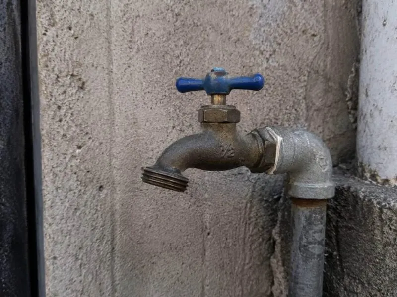 Cumplen 8 días sin agua en colonia Santiaguito de Morelia; familias compran pipas