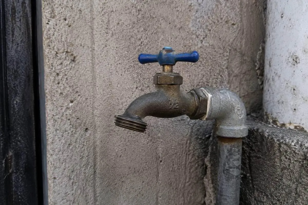 Cumplen 8 días sin agua en colonia Santiaguito de Morelia; familias compran pipas