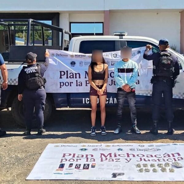Detienen a pareja acusada de presuntamente asaltar una tienda de convivencia en Uruapan
