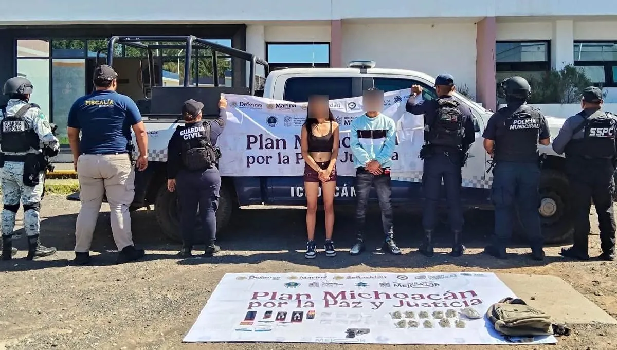 Detienen a pareja acusada de presuntamente asaltar una tienda de convivencia en Uruapan