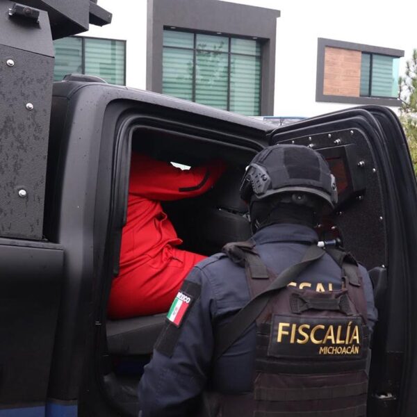 En acciones distintas, detiene FGE a dos personas y asegura droga durante operativo en Apatzingán