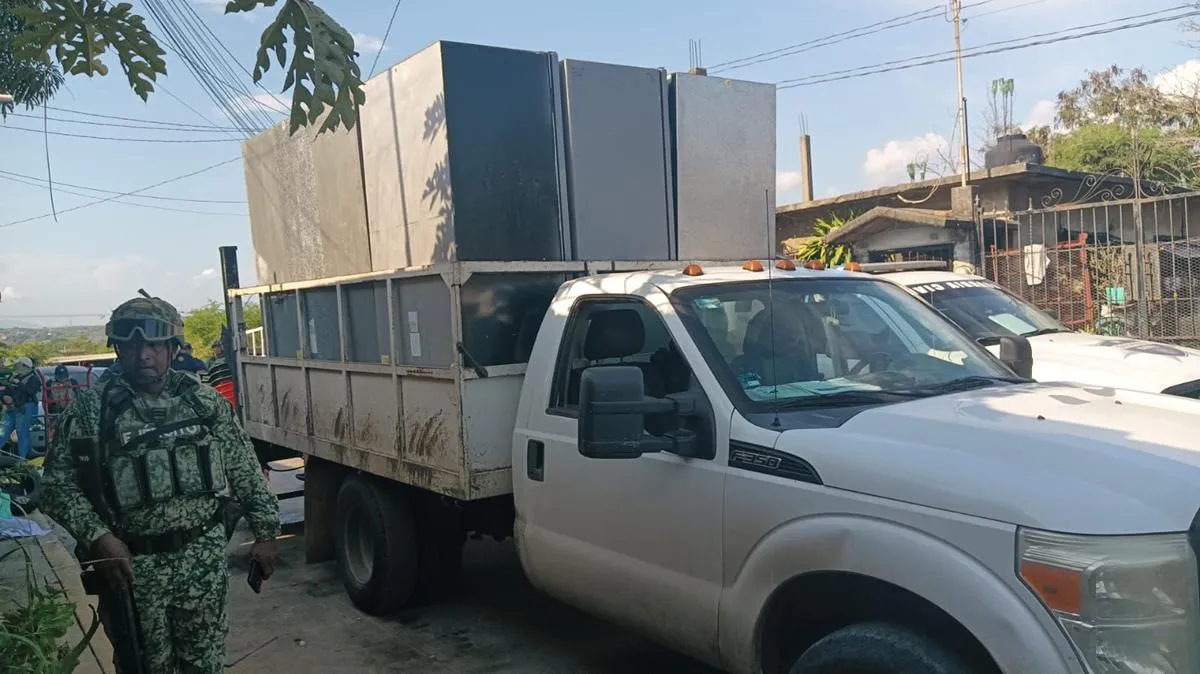 En cateo, asegura FGE 13 refrigeradores que habían sido robados a una empresa refresquera en Lázaro Cárdenas