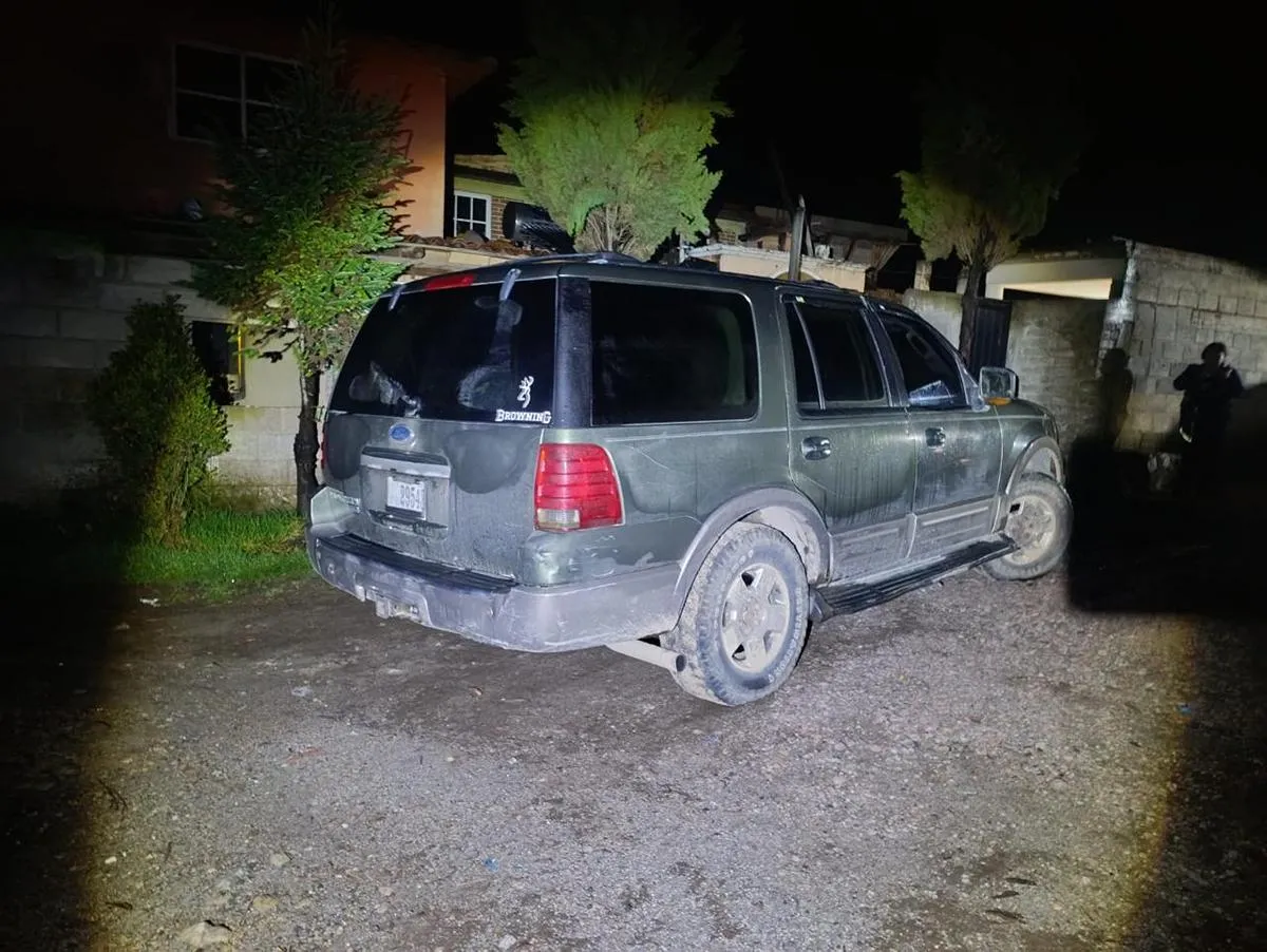 En cateo, asegura FGE vehículo relacionado en una investigación y detiene a una persona en Zitácuaro