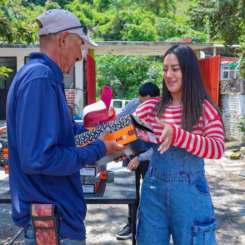 Entrega Mónica Valdez equipo a personal Obras Públicas y mantiene apoyo permanente a las familias de Zacapu
