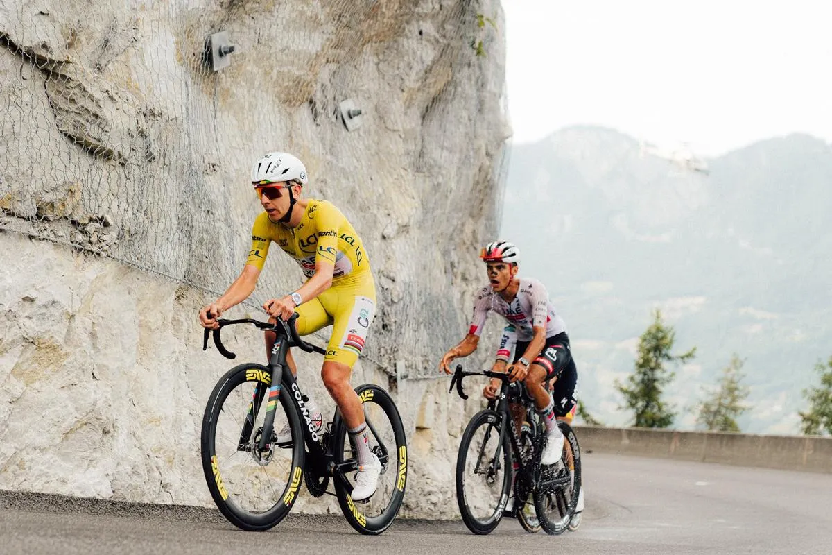 Espectacular carrera de Isaac del Toro que tras caída, termina en tercer lugar de la etapa 15 del Tour de Francia