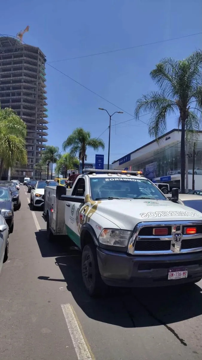 Explosión al interior de una agencia de vehículos en Morelia