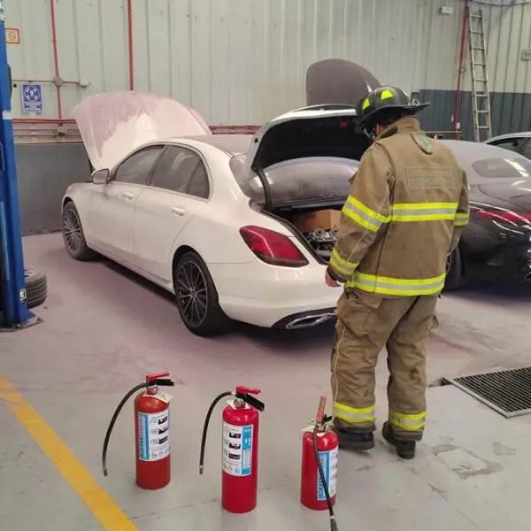 Explosión al interior de una agencia de vehículos en Morelia; dos mujeres fueron atendidas